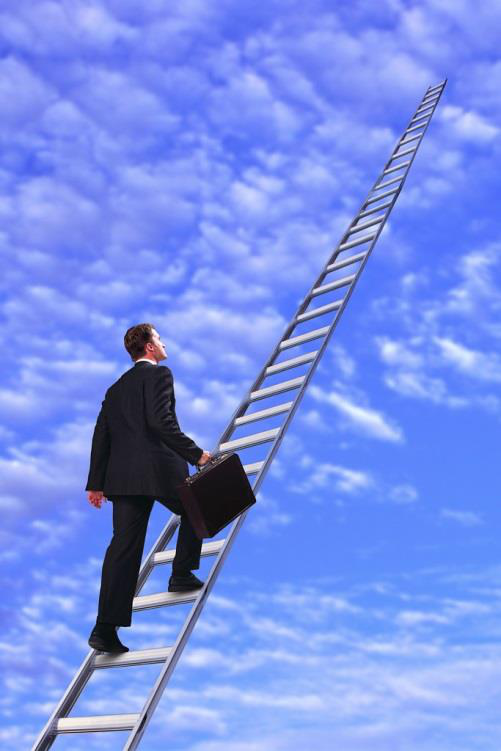 Zakenman met aktetas klimt op een ladder omhoog in een blauwe wolkenlucht