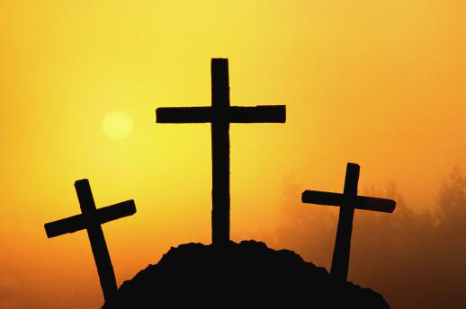Drie kruisen op Golgotha bij zonsondergang